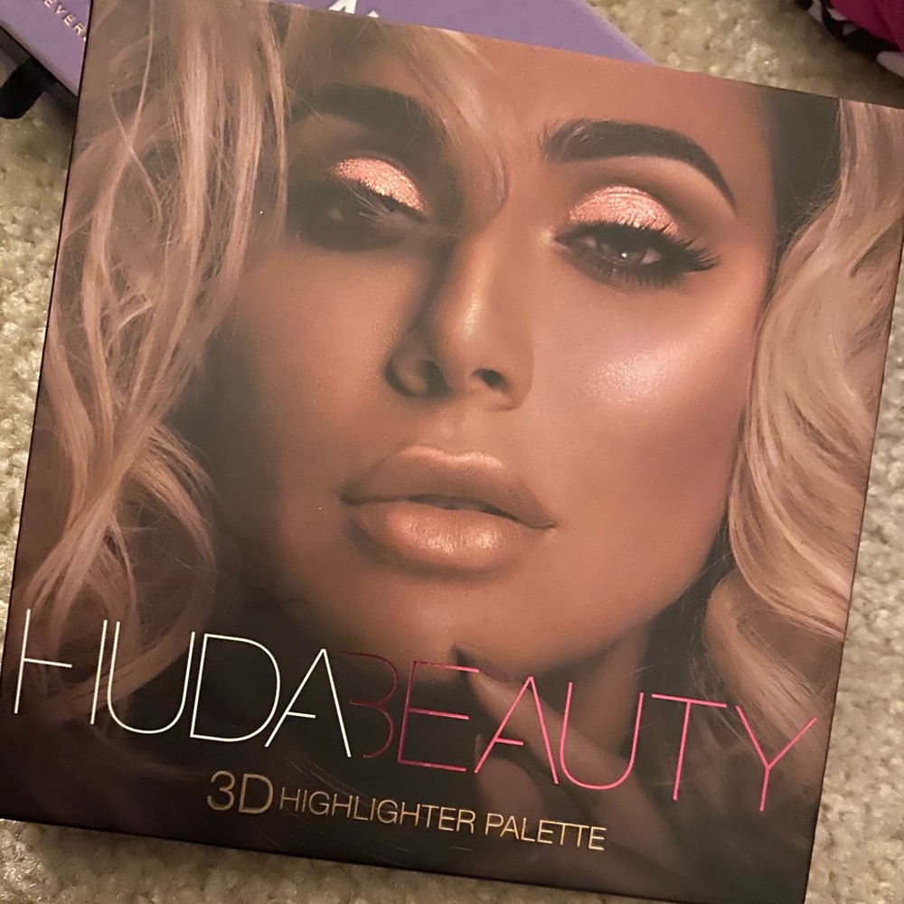 Gently used HUDA BEAUTY 3D highlighter palette!!!